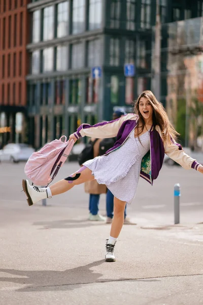 Ritratto di bella giovane donna che si diverte per strada. — Foto Stock