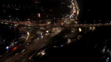 Gece karayolu kavşağının havadan görünüşü, zaman kavramı.