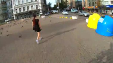 Kiev, Ukrayna - 21 Mayıs 2021: Birinci şahıs görüşü. Kiev 'de bisiklete binen adam