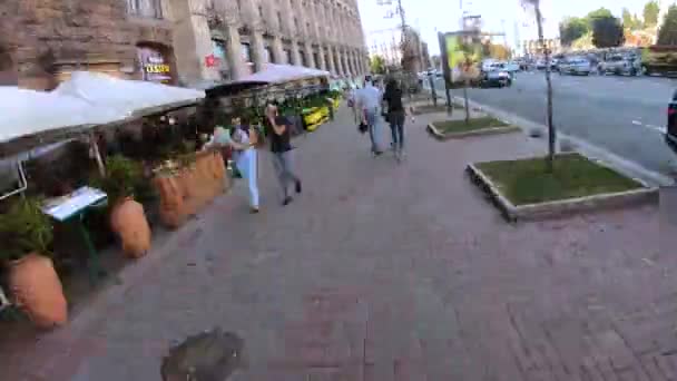 Kiev, Ucraina - 21 maggio 2021: Veduta in prima persona. L'uomo va in bicicletta a Kiev — Video Stock