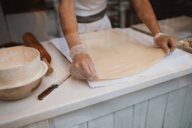 Bir adam satılık elmalı turta hazırlar. Mangırı hazırlar.