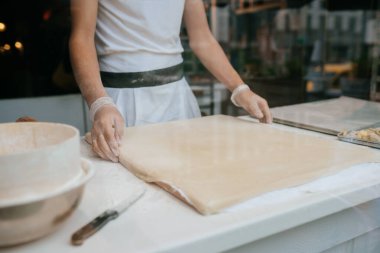 Bir adam satılık elmalı turta hazırlar. Mangırı hazırlar.