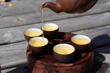 Çay seremonisi, geleneksel çay hazırlayan kadın.