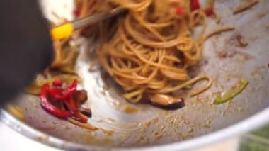 Tavada sebze pişir ve spagetti ekle.