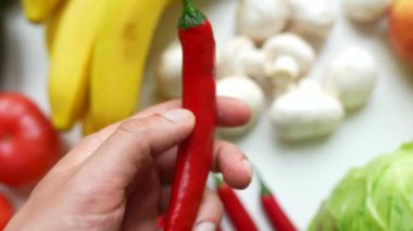 Chili biberi tutan erkek el, düzgün beslenme kavramı.