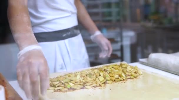 En man förbereder en äppelstrudel till salu. Rulla upp strudel — Stockvideo