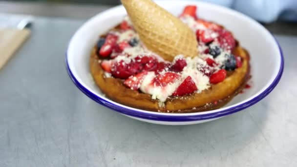 Torta dolce fatta in casa con bacche sul tavolo — Video Stock