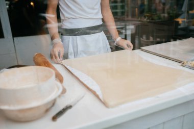 Bir adam satılık elmalı turta hazırlar. Mangırı hazırlar.