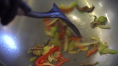 Adam et bir tavada kızartma