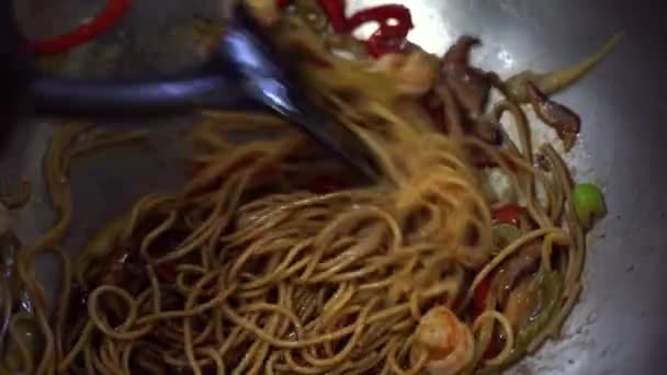 Masak sayuran rebus dalam panci dan tambahkan spageti — Stok Video