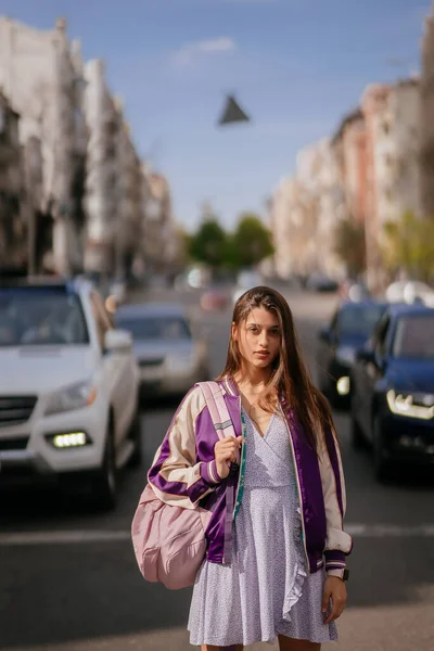 Jovem mulher bonita no fundo dos carros — Fotografia de Stock