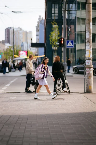 Όμορφη νεαρή γυναίκα, περπατάει στο δρόμο.. — Φωτογραφία Αρχείου