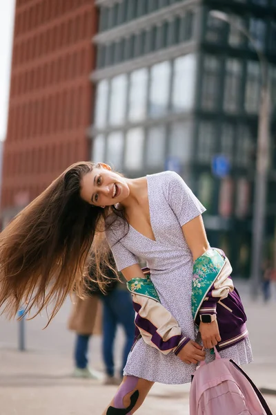 Portrait de jolie jeune femme, s'amuser dans la rue. — Photo