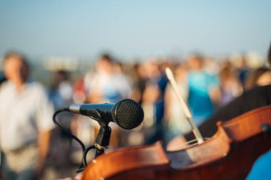 Açık hava konser partisi için mikrofon..