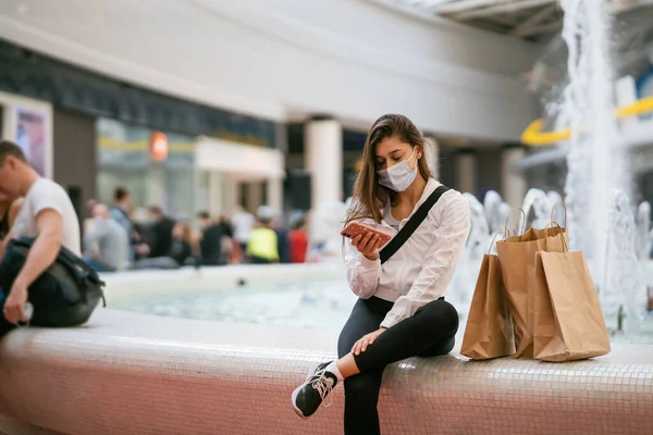 Mujer usando smartphone interior. Mensajes de texto y comunicación en el centro comercial —  Fotos de Stock