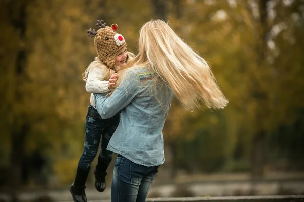 Mor med dotter i höstparken — Stockfoto