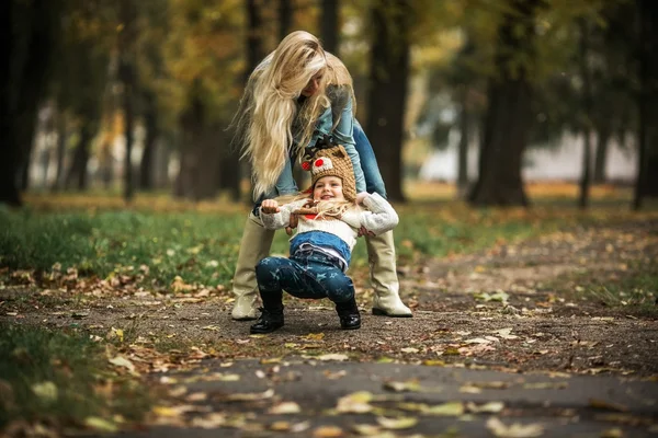 Madre con hija en el parque de otoño — Foto de Stock