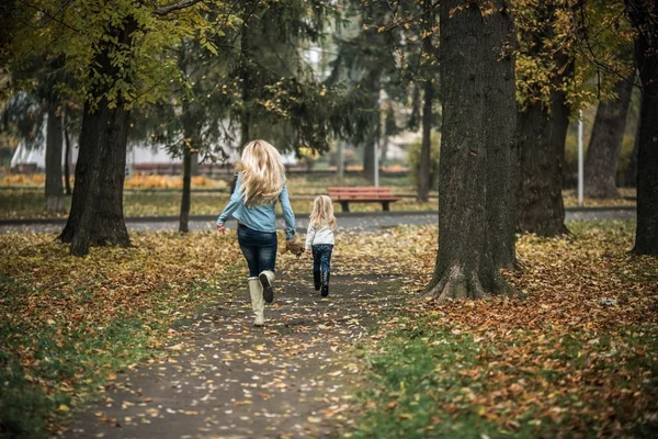 Μητέρα με κόρη το φθινόπωρο πάρκο — Φωτογραφία Αρχείου