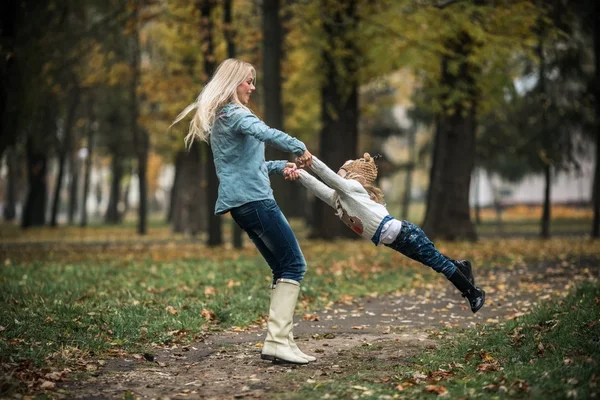 Mãe com filha no parque de outono — Fotografia de Stock