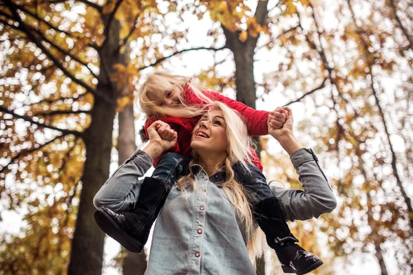 가을 공원에서 딸과 함께 있는 어머니 — 스톡 사진