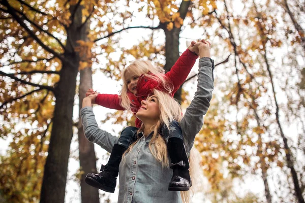 Mor med dotter i höstparken — Stockfoto