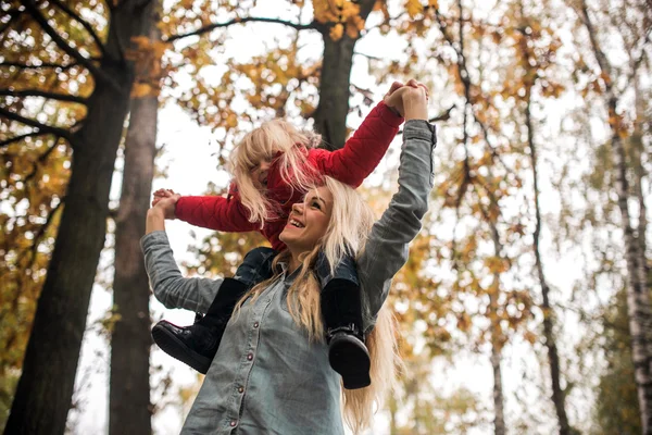 Güz Parkı 'nda Kızıyla Anne — Stok fotoğraf