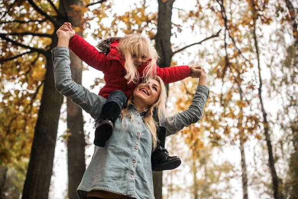 Madre con figlia nel parco autunnale — Foto Stock