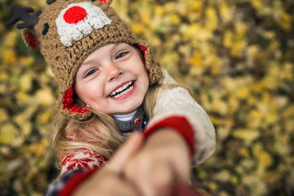 Sonrisa de hija en la cámara — Foto de Stock