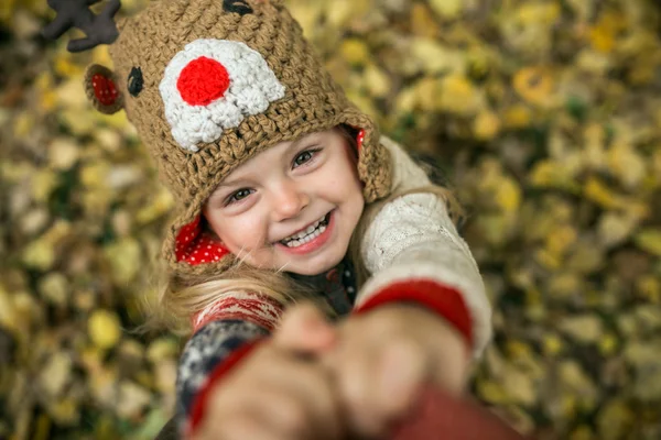 Daugher sorriso na câmera — Fotografia de Stock