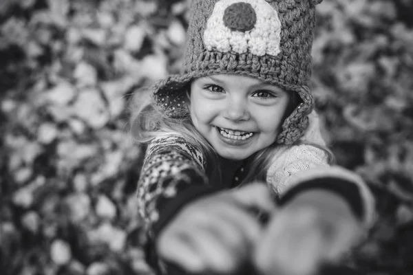 Daugher glimlachen in de camera — Stockfoto