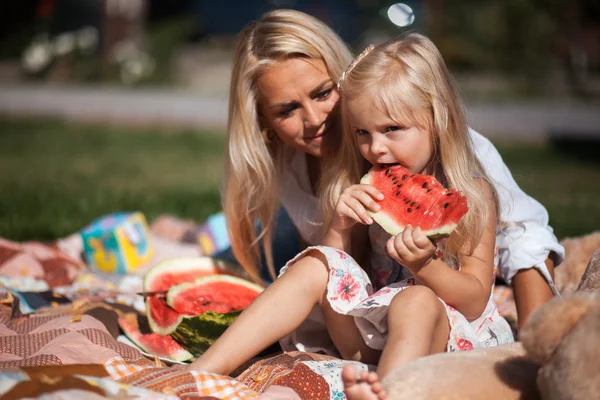 Madre con hija comiendo sandía —  Fotos de Stock