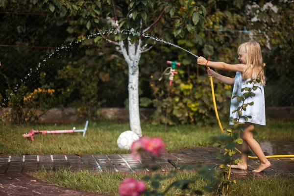 Menina brincando com água — Fotografia de Stock