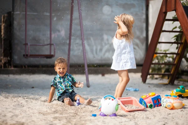 庭で遊ぶ子供たち — ストック写真