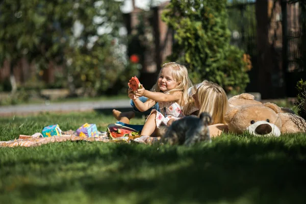 子供を持つ母は、草の上楽しい時を過す — ストック写真