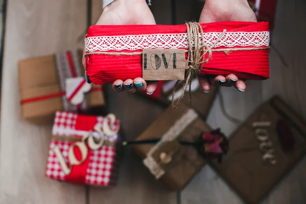 A gift in their hands, many on the ground — Stock Photo, Image