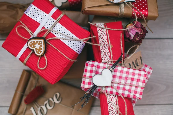 Een heleboel geschenken op Valentijnsdag — Stockfoto