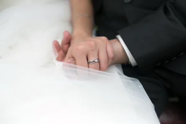 Anillo de boda en la mano —  Fotos de Stock