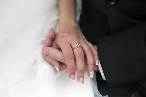 Ślubne pierścień na strony — Zdjęcie stockowe