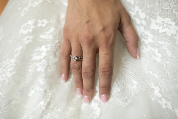 Обручальное кольцо под рукой — стоковое фото