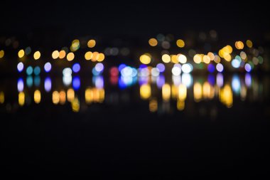 Gece şehir bokeh. Odak trafiği.
