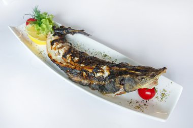 Izgarada pişirilmiş Pike balık