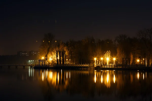 Pont vers l'île dans une petite ville — Photo