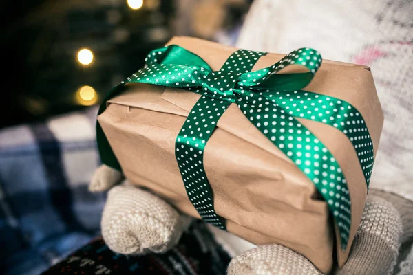 Girl holding gift — Stock Photo, Image