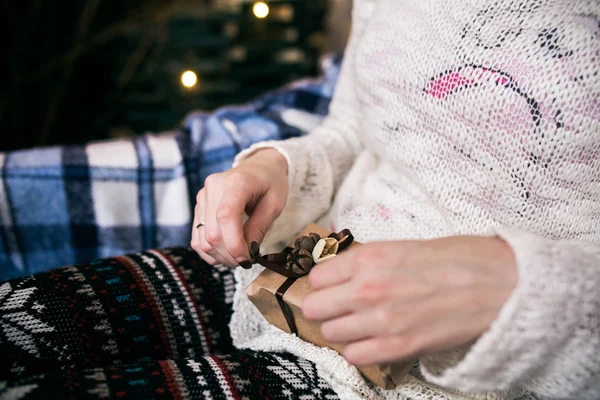 Meisje opent geschenk — Stockfoto