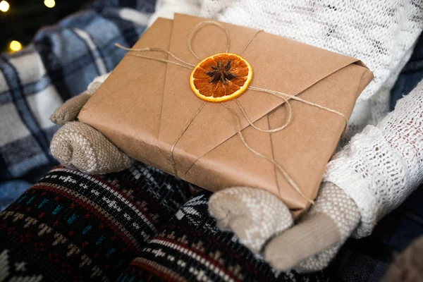 Girl holding gift — Stock Photo, Image