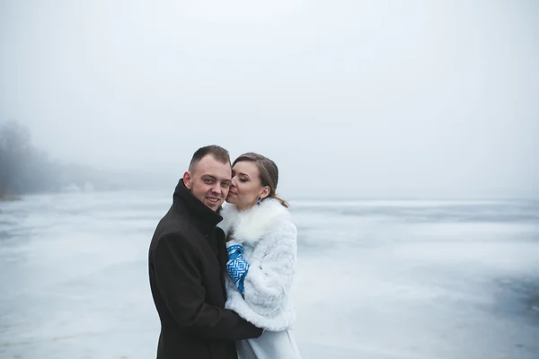 Hermosa pareja en el muelle en la niebla de invierno . — Foto de Stock