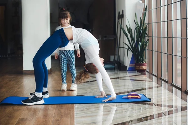 Dua gadis dari usia yang berbeda membuat yoga — Stok Foto