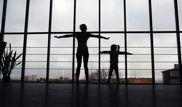 Silhouette von Mutter und Tochter in der Turnhalle — Stockfoto