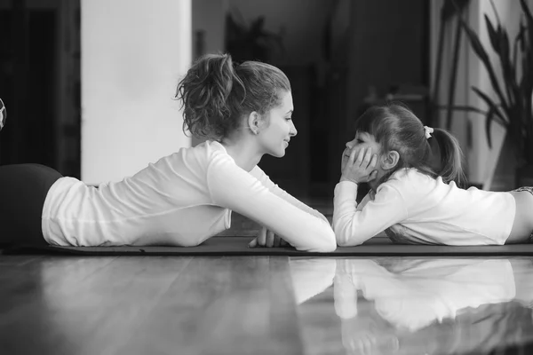 Madre e hija se divierten en el gimnasio —  Fotos de Stock