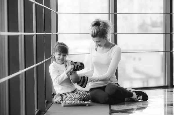 Mãe e filha brincando com brinquedos no ginásio — Fotografia de Stock